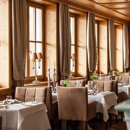 Schlosshotel Отель Фис