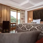 Schlosshotel Hotel 5*