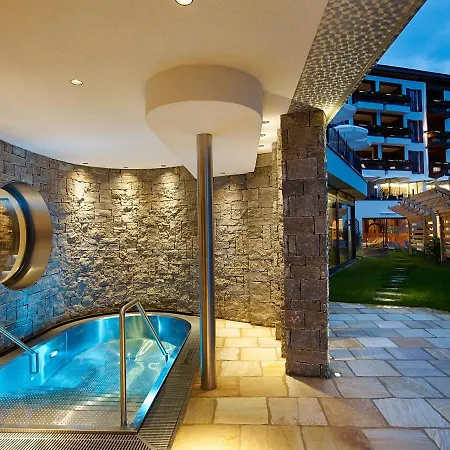 Schlosshotel Hotel 5*