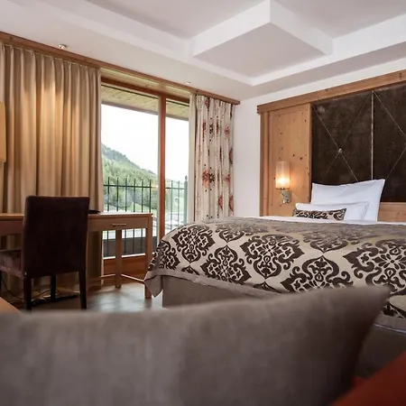 Schlosshotel Hotell 5*