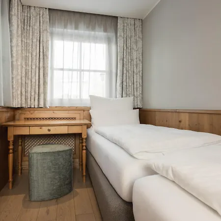 Schlosshotel Hotel 5*