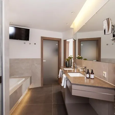 Schlosshotel Hotel 5*