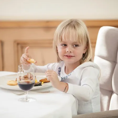 Schlosshotel Отель Фис